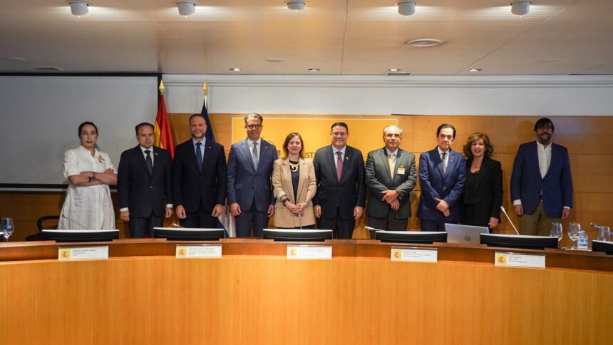 Comitiva dominicana junto a funcionarios de la Secretaría de Estado de Comercio y de la Asociación Española de la Industria de Semiconductores (AESEMI).
