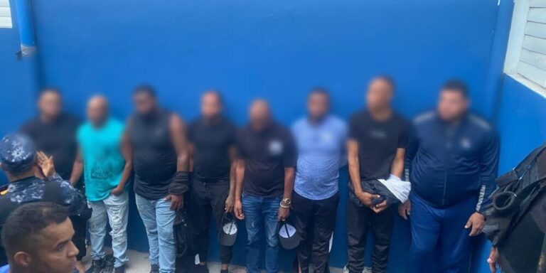 Capturan a ocho hombres con 14 paquetes de presuntas drogas en Villa Hermosa