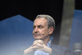 Zapatero pide aclarar origen del móvil clave en caso Plus Ultra