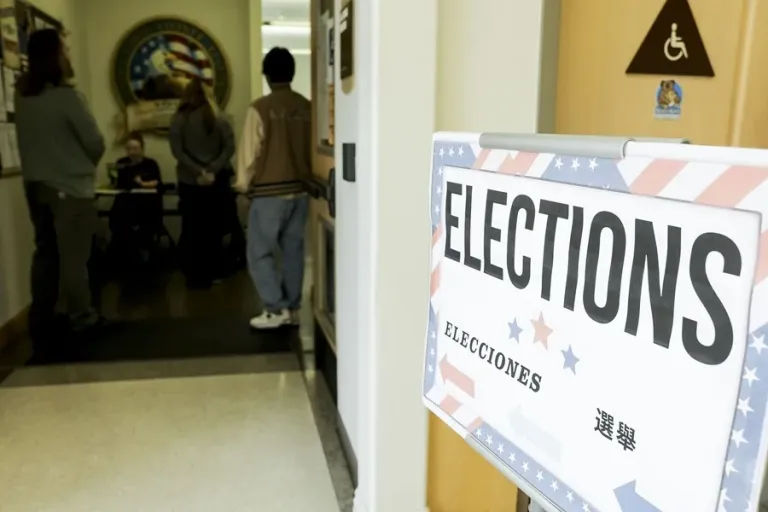 Jueza federal prohíbe requisito de prueba de ciudadanía para votar en Estados Unidos