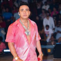 Elvis Martínez celebra el éxito de su presentación en Planeta Alofoke y agradece a Santiago Matías