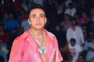 Elvis Martínez celebra el éxito de su presentación en Planeta Alofoke y agradece a Santiago Matías