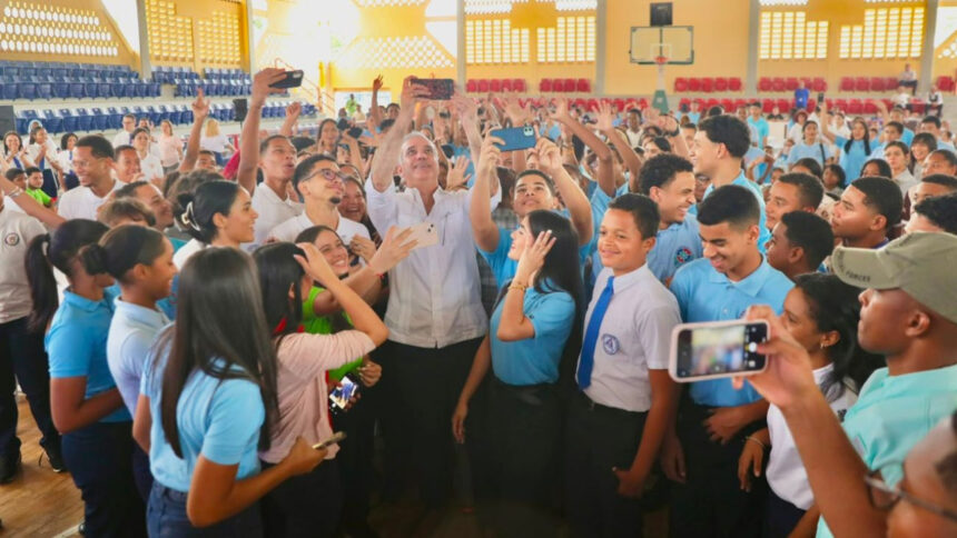 Presidente Abinader dispone que el Mescyt evalúe desde quinto de bachillerato las solicitudes de becas