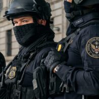 Administración Trump demanda a Nueva York por ley que limita acciones de ICE