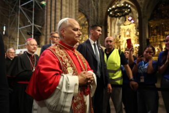 Papa León XIV llama a la unidad durante su llegada a Barcelona