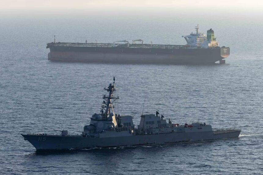 Estados Unidos disparó contra un petrolero en el golfo de Omán que intentaba llegar a Irán pese al bloqueo naval