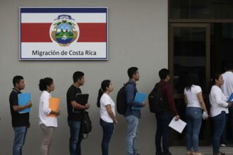 Costa Rica crea programa de residencia y empleo para migrantes de cuatro países