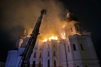 Bombardeo ruso en Kiev deja 11 muertos e incendia catedral histórica