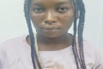Mujer es arrestada tras muerte de su pareja en Villa Mella; alega que era víctima de violencia
