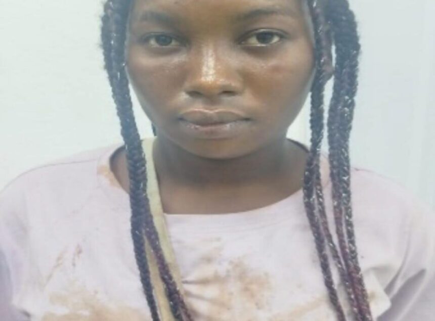 Mujer es arrestada tras muerte de su pareja en Villa Mella; alega que era víctima de violencia