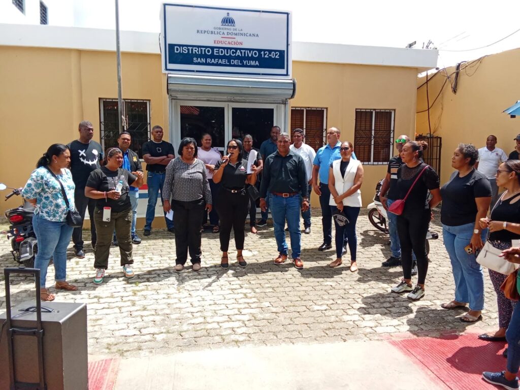 Docentes de San Rafael del Yuma protestan por resultados de evaluación y exigen respuestas