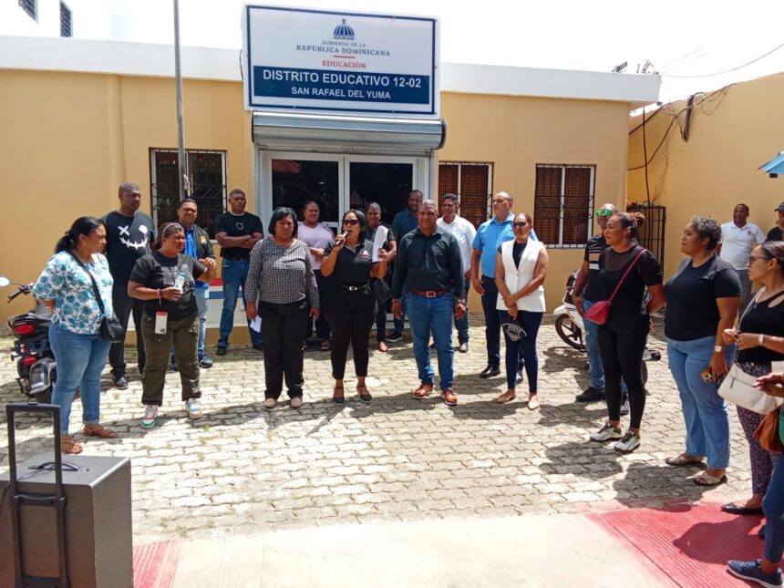 Docentes de San Rafael del Yuma protestan por resultados de evaluación y exigen respuestas
