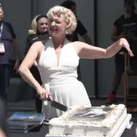 Rosas, un pastel y cine: Hollywood celebra el legado de Marilyn Monroe