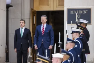 Daniel Noboa visita el Pentágono y dialoga con el secretario de Guerra de EE.UU. sobre seguridad