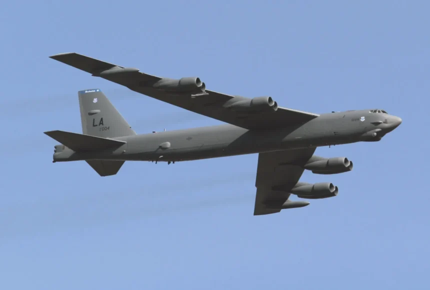 Ocho personas fallecen en un accidente de bombardero B-52 de EE.UU. estrellado en California