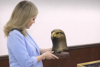 Trump obsequia águila calva a Laura Fernández