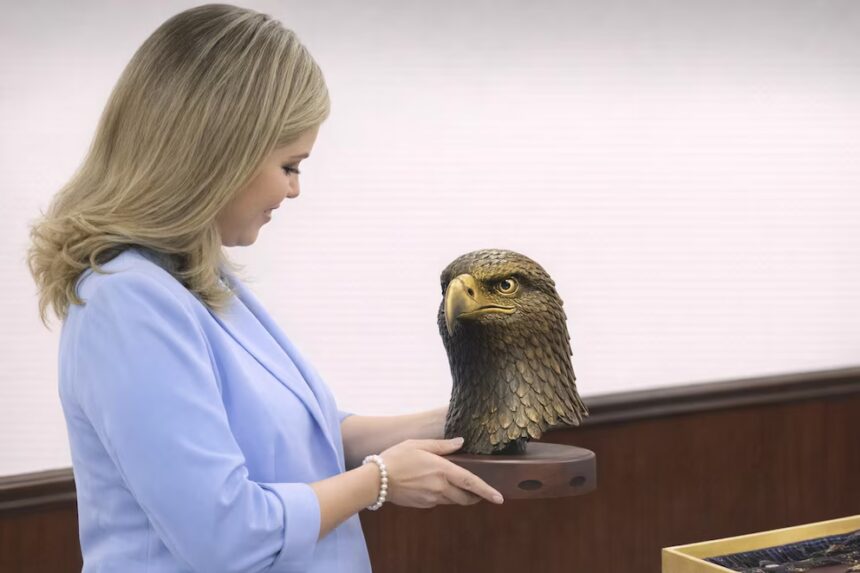 Trump obsequia águila calva a Laura Fernández