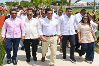 Ministro David Collado supervisa construcción de obra en los Bajos de Haina