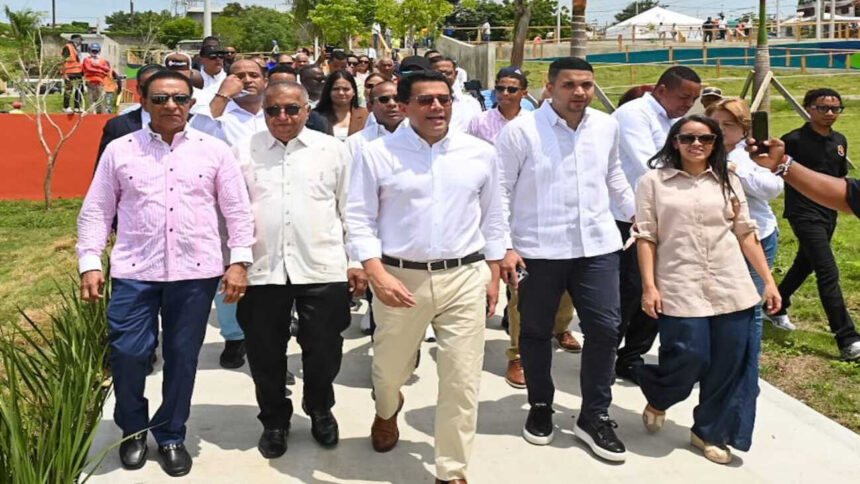 Ministro David Collado supervisa construcción de obra en los Bajos de Haina