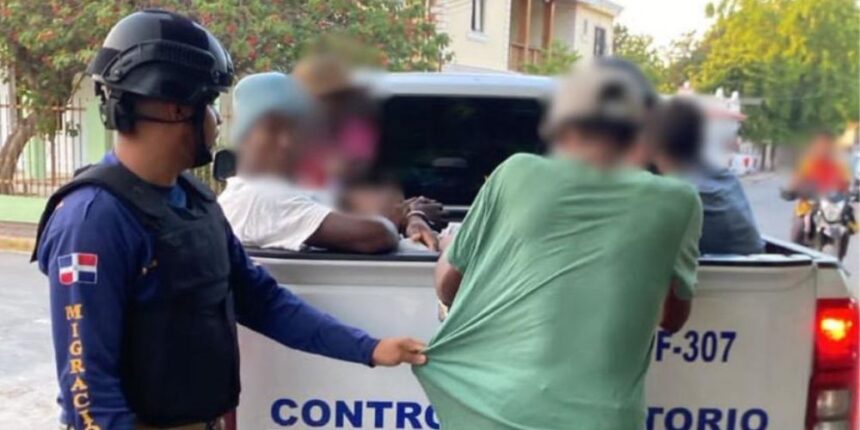 Migración detiene a 902 extranjeros y deporta a 800 durante operativos en zonas agrícolas y barrios populares