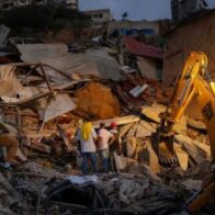 Detectan posibles señales de vida bajo los escombros en Venezuela