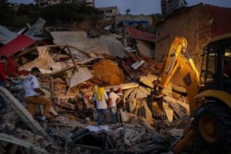 Detectan posibles señales de vida bajo los escombros en Venezuela