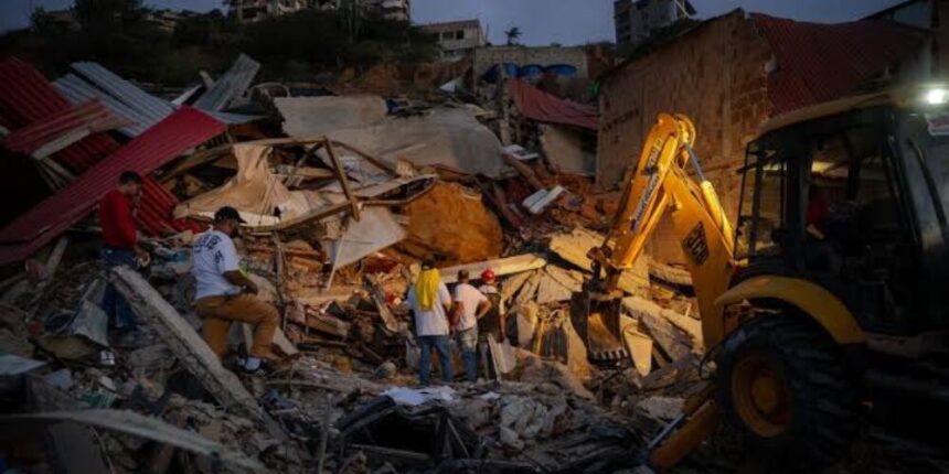 Detectan posibles señales de vida bajo los escombros en Venezuela