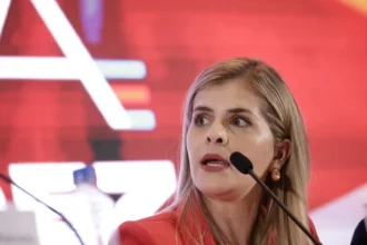 Presidenta de Costa Rica es evacuada tras explosión durante visita a zona de minería ilegal