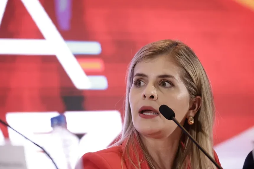 Presidenta de Costa Rica es evacuada tras explosión durante visita a zona de minería ilegal