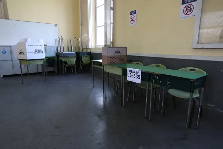 Más de 100 incidencias y 72 detenidos marcan segunda vuelta presidencial en Perú