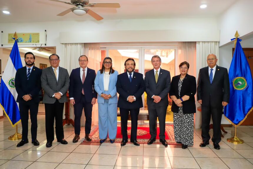 El vicepresidente Félix Ulloa reúne en San Salvador a diplomáticos para impulsar la integración centroamericana