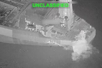 Estados Unidos disparó contra un petrolero en el Golfo Pérsico que intentaba violar el bloqueo marítimo impuesto a Irán