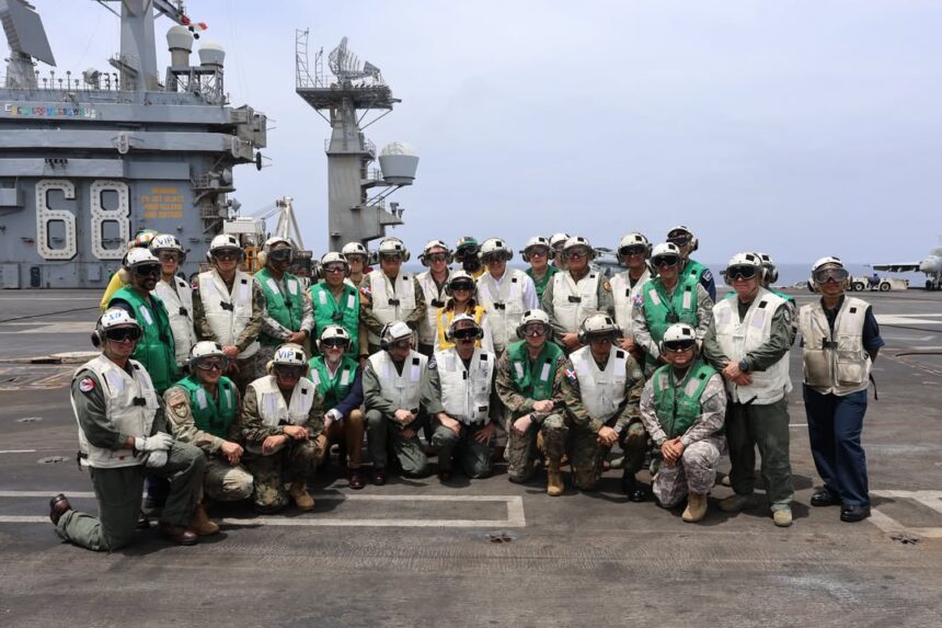 Altas autoridades dominicanas visitan el portaaviones USS Nimitz durante ejercicio Southern Seas 2026