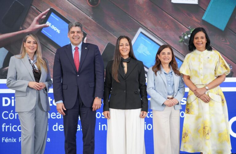 Mónica Ceballos, José Luis Ventura, Fénix Pérez, Rebeca Meléndez y Victoria Thomas.