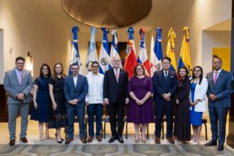 Representantes de bancos y seguros.