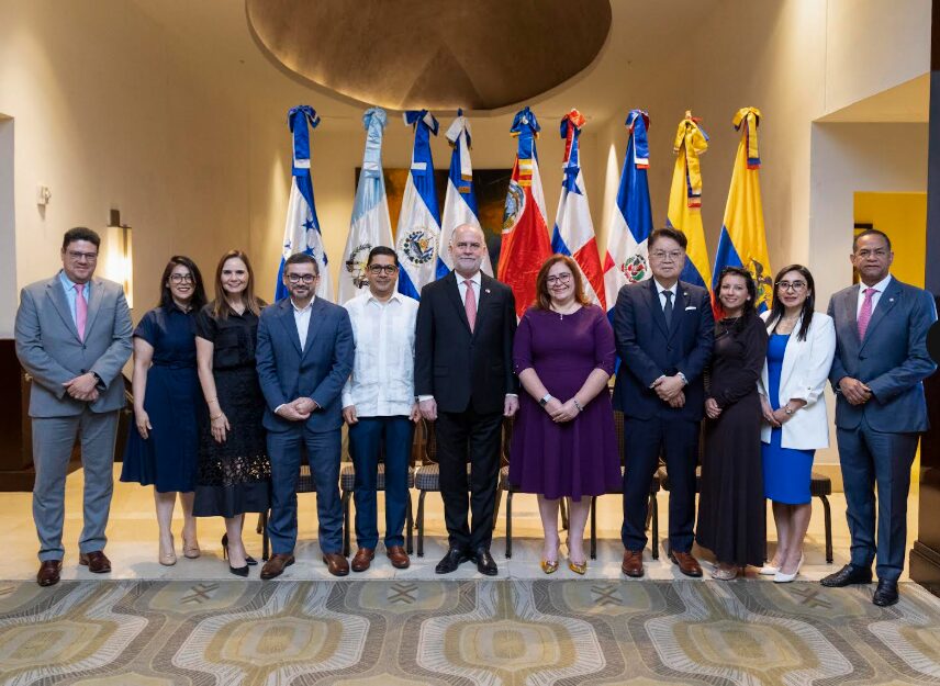 Representantes de bancos y seguros.