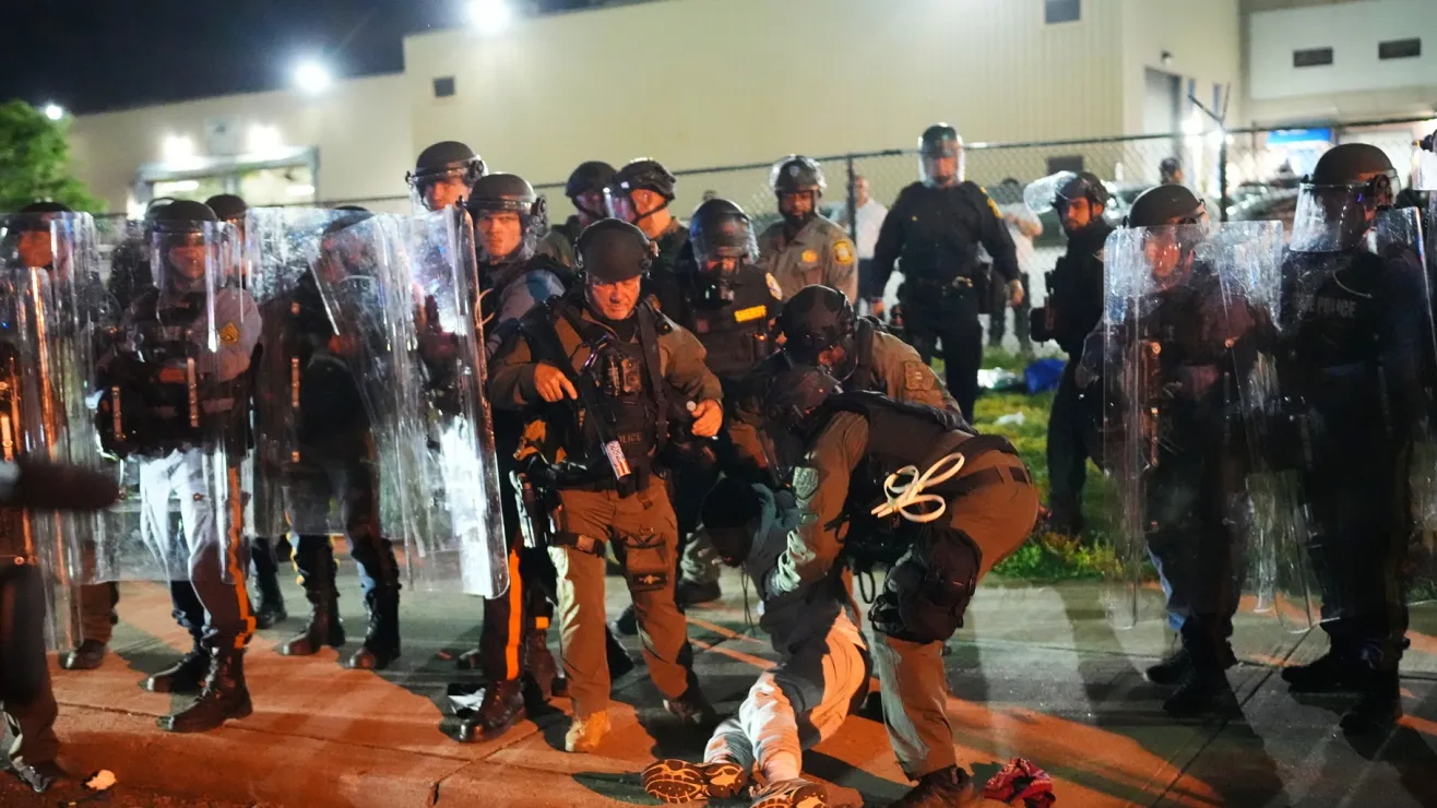 Continúan las protestas frente a centro de detención migratoria en Nueva Jersey; reportan arrestos tras entrada en vigor de toque de queda