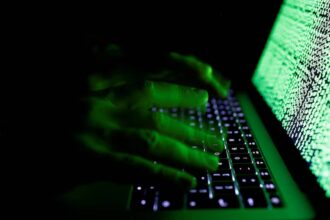 Google y el FBI detectan grupo de ciberdelincuentes que envían a falsos trabajadores para robar información