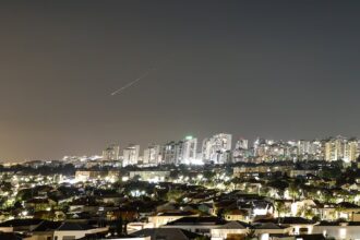 Irán lanza misiles y drones contra objetivos de EE. UU. tras bombardeos