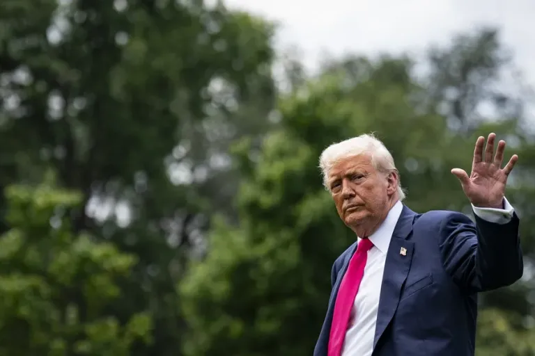 Trump exige bajar el precio de la gasolina a 2,50 dólares por galón