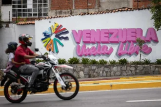 Tras cinco meses sin Maduro, Venezuela sigue esperando el alivio económico y político