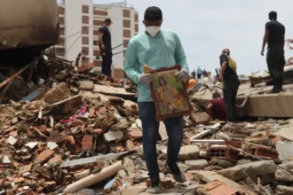 El silencio invade La Guaira en busca de vida tras los terremotos