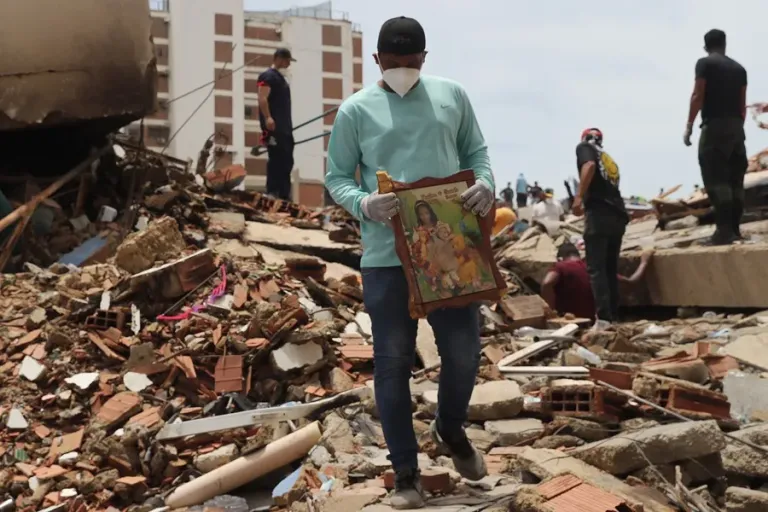 El silencio invade La Guaira en busca de vida tras los terremotos