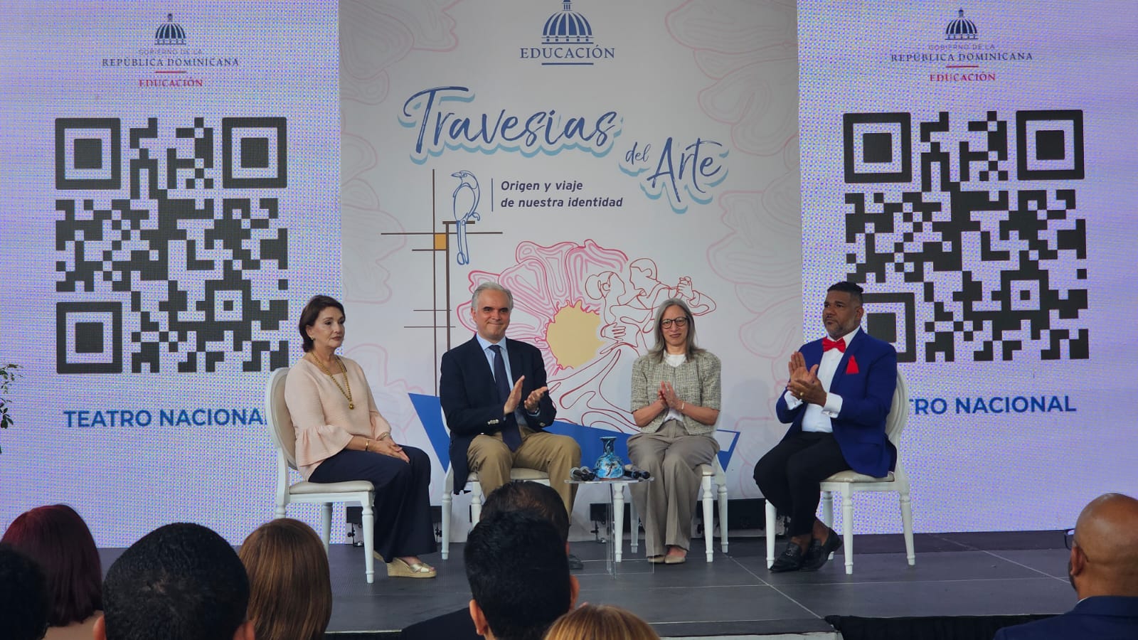 Educación exhibirá talento de más de 2,000 estudiantes en la Gala Nacional de la Modalidad en Artes La exhibición reunirá por primera vez en el Teatro Nacional a estudiantes de las 18 regionales educativas del país Santo Domingo. El Ministerio de Educación (MINERD) anunció la celebración de la Gala Nacional de la Modalidad en Artes, un evento que reunirá por primera vez en el Teatro Nacional a más de 2,000 estudiantes de las 18 regionales educativas del país para exhibir sus talentos en música, danza, teatro, cine, fotografía, artes visuales y producción artesanal. La actividad, que iniciará el próximo 13 de junio, constituye la muestra final del proceso formativo de los estudiantes de la Modalidad en Artes del nivel secundario, una oferta educativa que actualmente beneficia a más de 17,800 jóvenes en 110 centros educativos. Durante una rueda de prensa, el ministro de Educación, Luis Miguel De Camps, destacó que el arte es una herramienta fundamental para la formación integral de los estudiantes y para el fortalecimiento de competencias esenciales para la vida. “El aprendizaje no ocurre únicamente en las aulas tradicionales; también se construye a través de las manifestaciones artísticas. No es posible formar ciudadanos integrales sin tomar en cuenta los conocimientos, habilidades y valores que se desarrollan mediante el arte”, expresó el funcionario. La viceministra de Servicios Técnicos y Pedagógicos, Ancell Scheker, explicó que la Modalidad en Artes no solo potencia el talento de los estudiantes, sino que también amplía sus oportunidades de inserción laboral. “La modalidad de arte reconoce el talento y lo potencia. A través de ella no solamente se da un desarrollo integral de competencias fundamentales, sino también que se abren puertas para la empleabilidad”, afirmó. Scheker señaló que esta oferta educativa fortalece competencias como el pensamiento crítico y creativo, la comunicación, la ética y la ciudadanía, al tiempo que promueve valores como la disciplina, la perseverancia y el trabajo en equipo. “Es una gran alegría poder ver cómo la juventud se expresa y cómo definitivamente es una gran esperanza para la nación poder contar con jóvenes tan talentosos y preparados”, agregó. Por su parte, el director de la Modalidad en Artes, Gelson Navarro, informó que la edición de este año tendrá como eje temático “Origen y viaje de nuestra identidad: Travesías del Arte”, una propuesta pedagógica centrada en la identidad nacional y el diálogo cultural entre República Dominicana, Italia, España, Francia, Puerto Rico y Estados Unidos. “La modalidad en artes es una oferta académica que, además del contenido académico, enseña la parte artística, cultural y de la identidad”, expresó Navarro al explicar el alcance de este programa educativo que se desarrolla en los últimos tres años del nivel secundario. El funcionario destacó que la gala es el resultado de un amplio proceso de participación estudiantil que incluyó 103 galas de centros educativos y 18 galas regionales celebradas entre marzo y mayo. “Esta gala va a reunir a estudiantes de todo el territorio nacional, desde Pedernales, Dajabón y Montecristi hasta el Gran Santo Domingo, en una celebración del arte, la cultura y la identidad nacional”, señaló. Las autoridades educativas subrayaron que la Gala Nacional de la Modalidad en Artes representa una oportunidad para visibilizar el talento de la juventud dominicana y reafirmar el compromiso del sistema educativo con una formación que integre conocimientos académicos, valores, identidad cultural y desarrollo creativo. La exhibición se desarrollará en el Teatro Nacional y contará con la participación de estudiantes de las 18 regionales educativas del país.