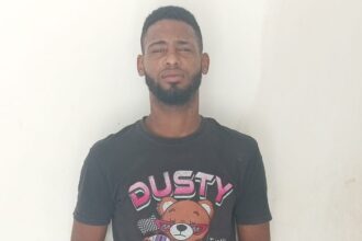 Policía apresa hombre acusado de robo en Laguna Salada