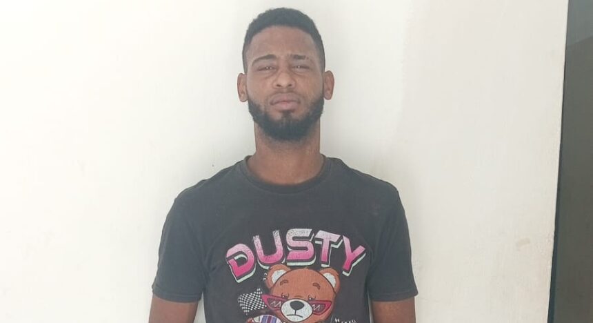 Policía apresa hombre acusado de robo en Laguna Salada