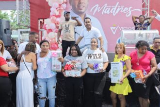 Entre mariachis y regalos, regidor Víctor Jiménez homenaje a las madres de Los Alcarrizos