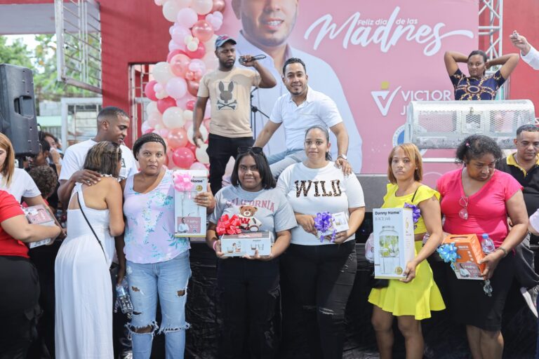 Entre mariachis y regalos, regidor Víctor Jiménez homenaje a las madres de Los Alcarrizos