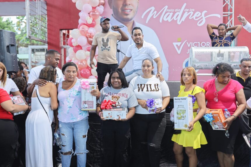 Entre mariachis y regalos, regidor Víctor Jiménez homenaje a las madres de Los Alcarrizos