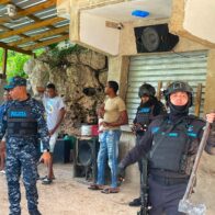 Policía interviene centros de diversión por ruido excesivo y violación de horario en Río Salado